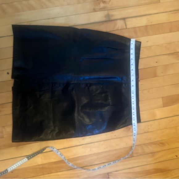 Chic Black Leather Pencil Skirt - Picture 2 of 7